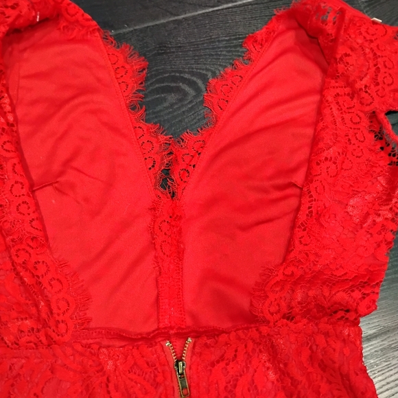 Red lace bodycon open back mini dress - Picture 7 of 8